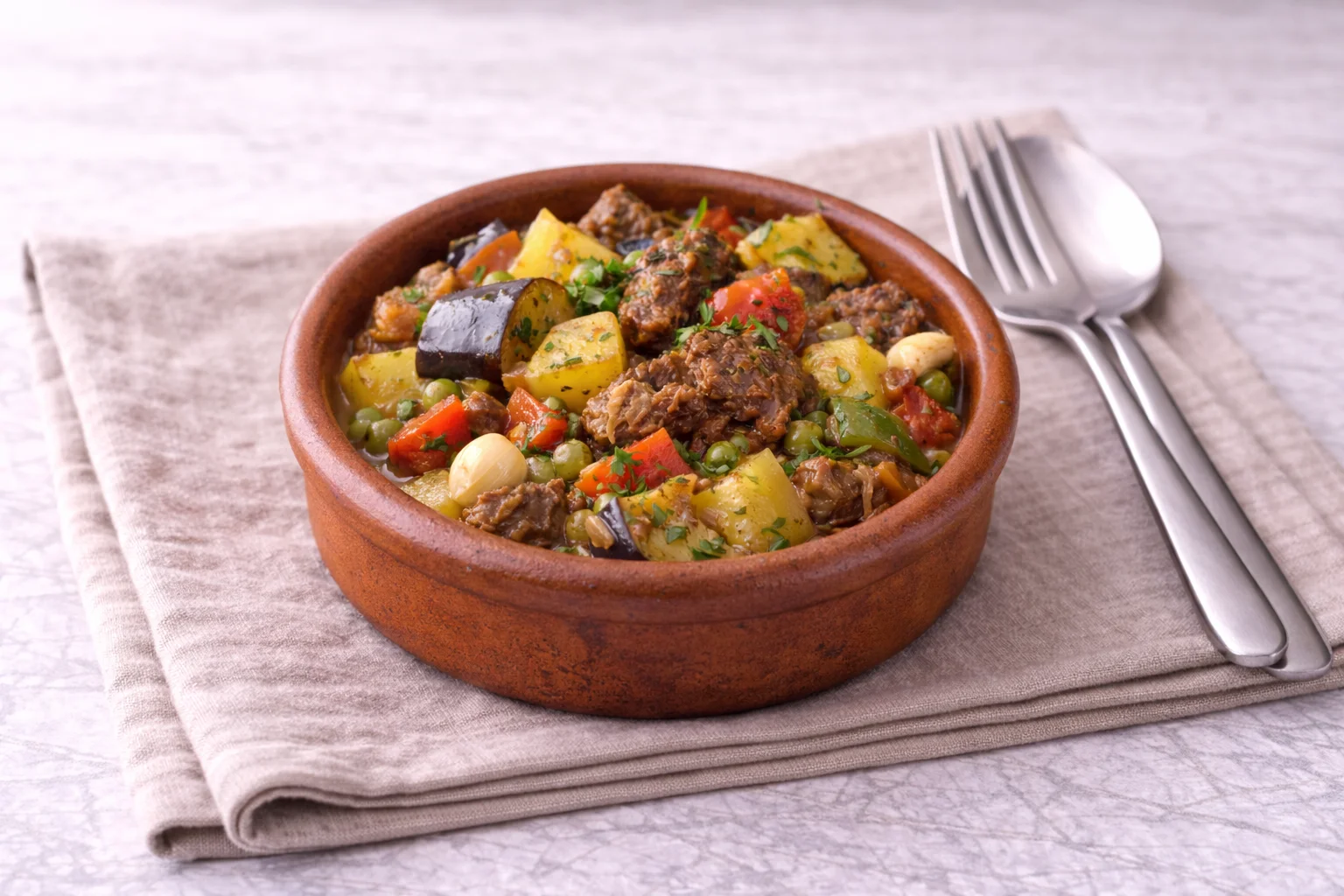 Rindergulasch (Güveç)